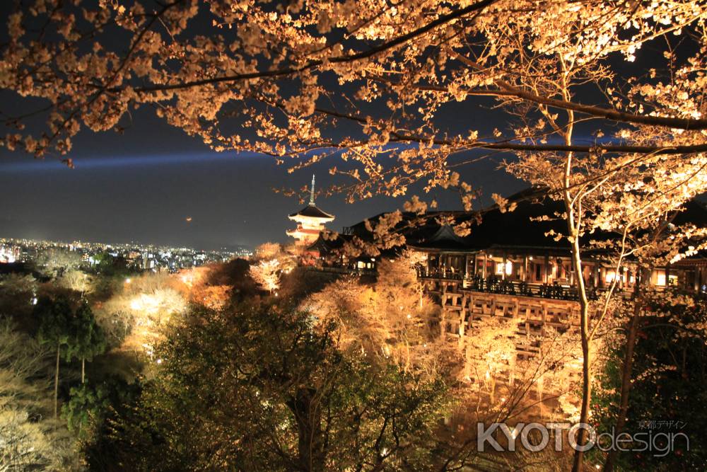 光る清水寺と京の都