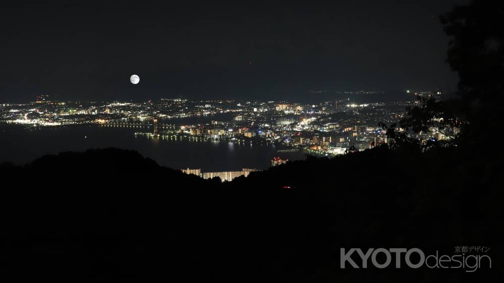 琵琶湖の夜景に浮かぶ満月