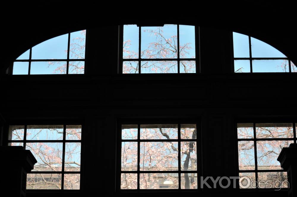 窓の春