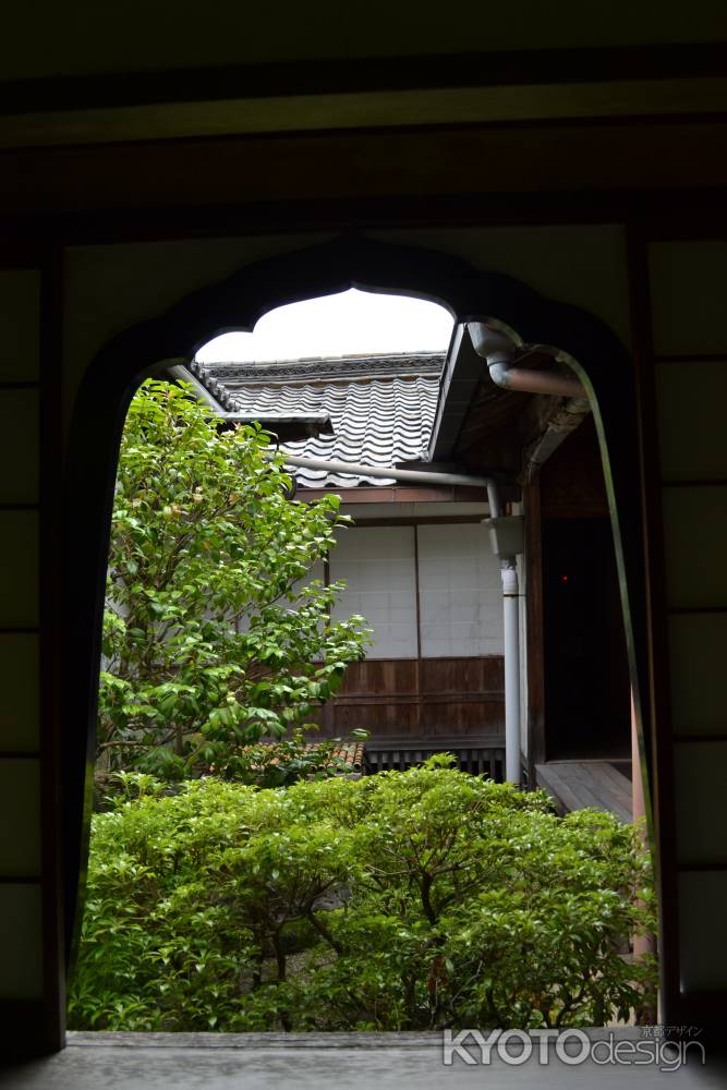 桂春院　火灯窓から見た清浄の庭