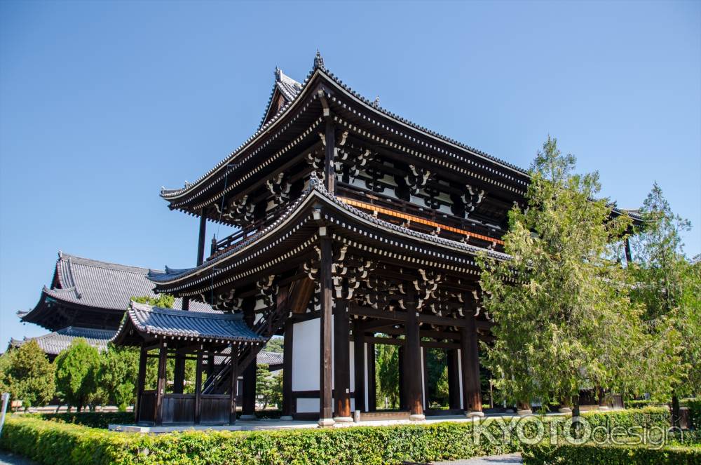 東福寺の三門と本堂を南から