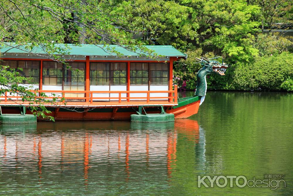 美しい神泉苑の龍頭舟