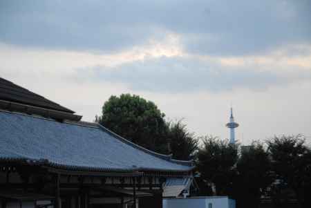 三十三間堂より望む京都タワー
