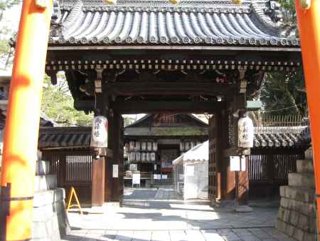 下御霊神社の門