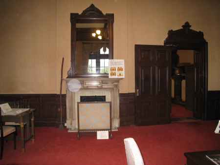 旧知事室　暖炉と鏡