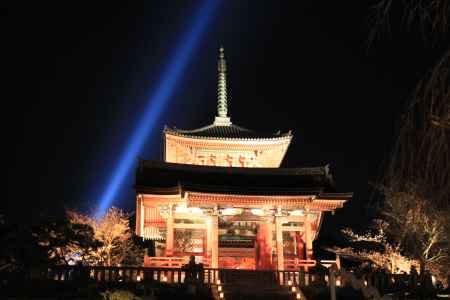 光照らされる清水寺