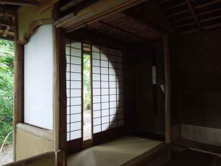 常照寺の茶室「遺芳庵」の吉野窓１