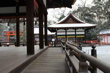 雪の下鴨神社舞殿と橋殿