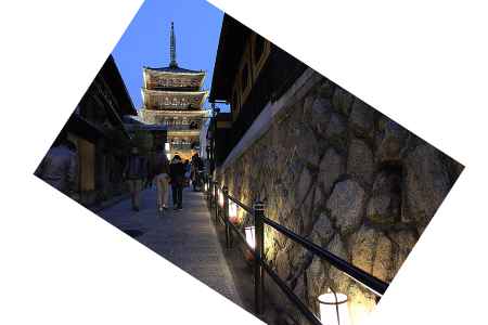 京都・東山花灯路　八坂通から八坂の塔