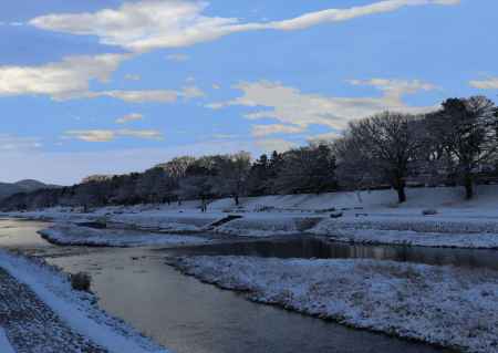 早朝の雪の賀茂川
