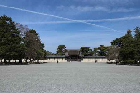 京都御所の上空に飛行機雲