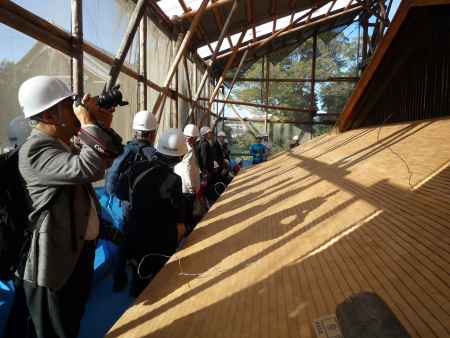 西本願寺の飛雲閣の屋根の葺き替え工事の見学会