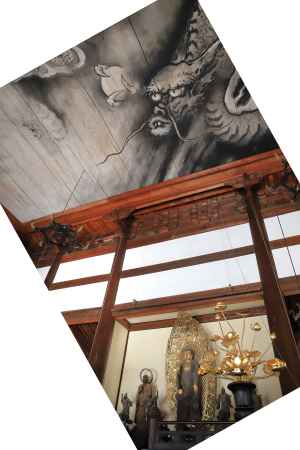 東福寺本堂（法堂）釈迦如来立像と天井の龍（許可を得て撮影）