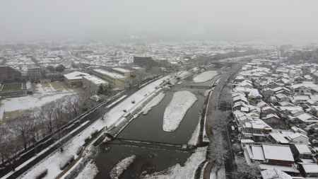 雪の加茂川