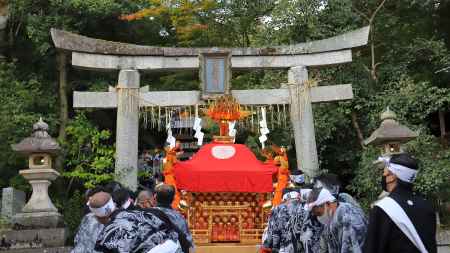 石座神社（いわくらじんじゃ）に、向かう神輿