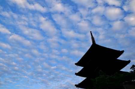 八坂の塔とひつじ雲