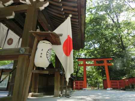 河合神社と国旗