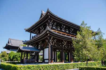 東福寺の三門と本堂を南から