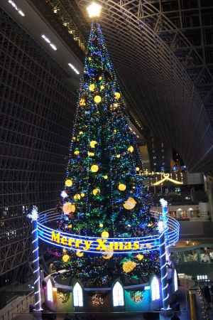 京都のイルミネーション（京都駅のクリスマスツリー）