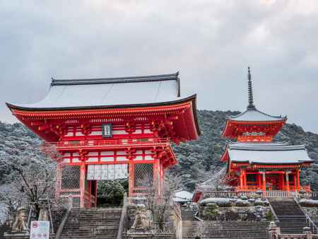 雪化粧の清水寺仁王門と三重塔　　　
