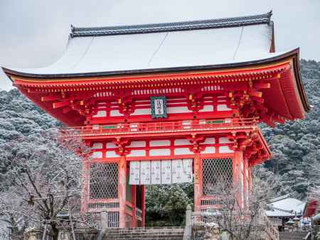 雪化粧の清水寺仁王門