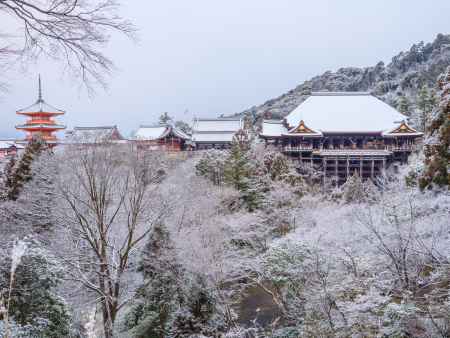雪化粧の清水寺本堂と三重塔