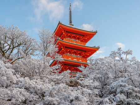 雪に映える清水寺三重塔