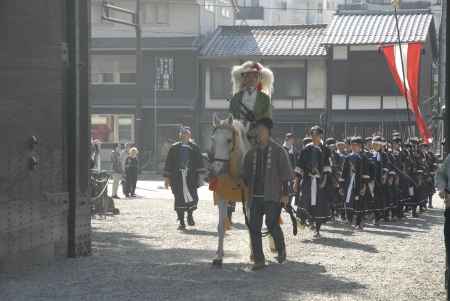 時代祭　馬に続いて京都御苑に入る鉄砲隊