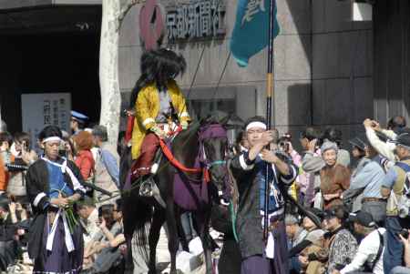 時代祭　維新勤王隊の旗持ちと騎馬隊