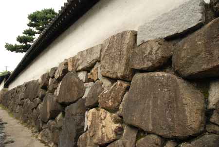 智積院の塀の石垣
