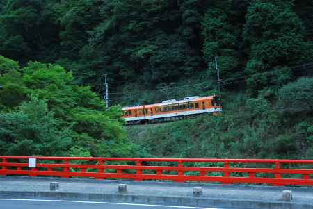 貴船橋の横を通る叡山電車