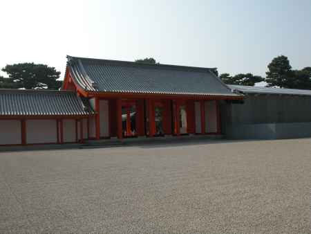 京都御所の南庭と承明門