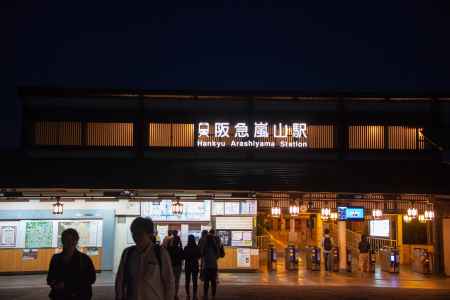 夜の阪急嵐山駅