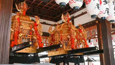 祇園祭　煌びやかな神輿2