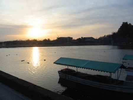 川の舟と朝日