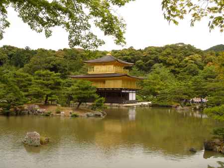 金閣寺の見える庭園