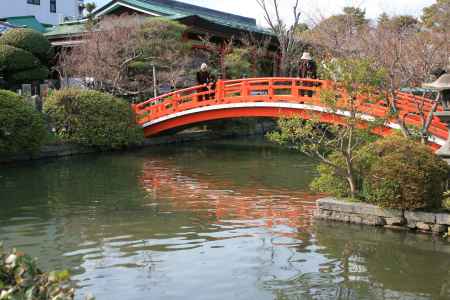 神泉苑　赤い橋