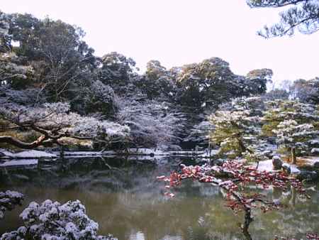 冬の鹿苑寺の庭園