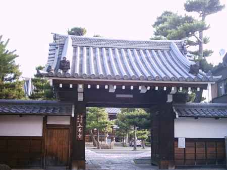 上善寺の山門