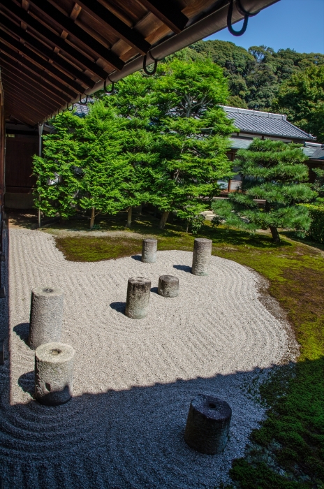 重森三玲が作庭した東庭は、柱石で北斗七星を形どったシンプルな名園です。