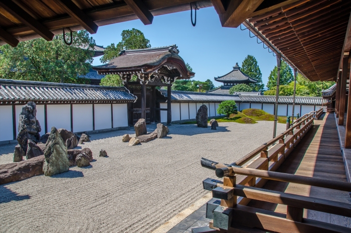 東福寺方丈の南庭を東側から見る