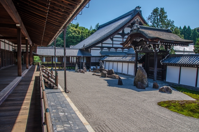 東福寺方丈の南庭を西側から見る