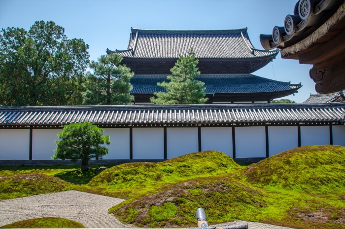 東福寺方丈の南庭は西側の築山を見る