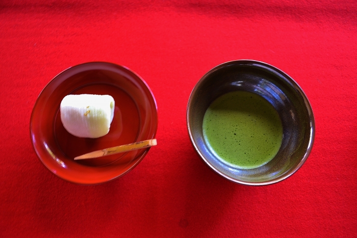 抹茶と特別菓子「風雷」