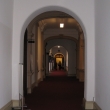 ア－チ型の廊下