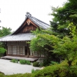 金福寺の本堂と庭