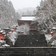 雪が舞う鞍馬寺の仁王門