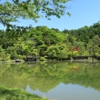 修学院離宮　浴龍池の水面に、新緑と快晴の空を写す
