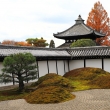東福寺大方丈南庭の西方の「五山」