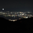 琵琶湖の夜景に浮かぶ満月